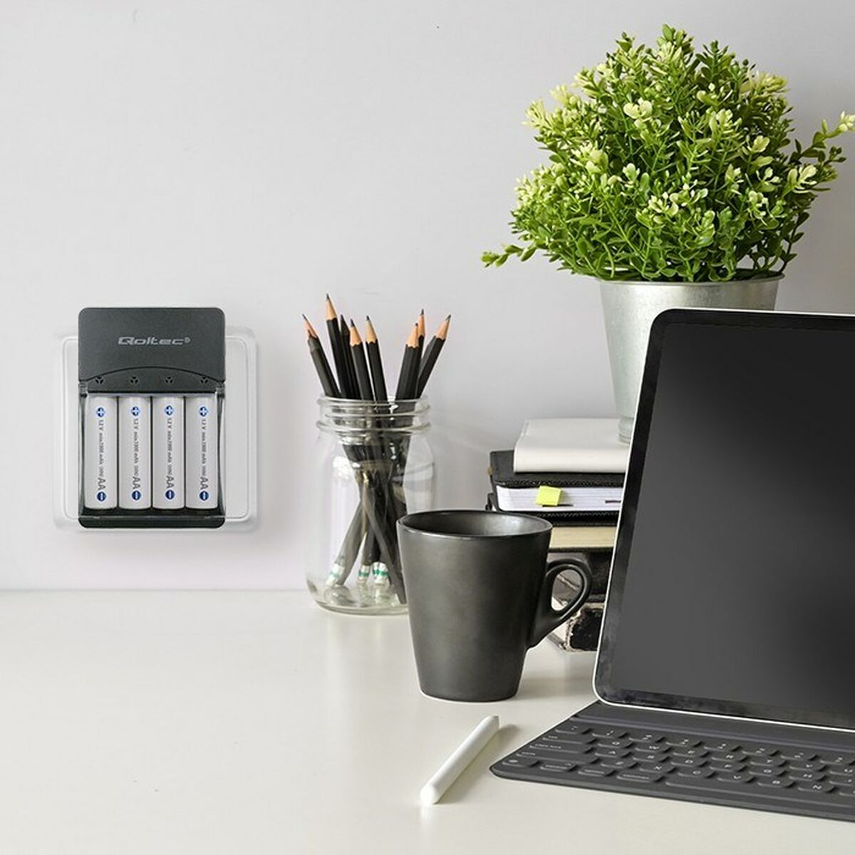 Battery charger Qoltec 50653